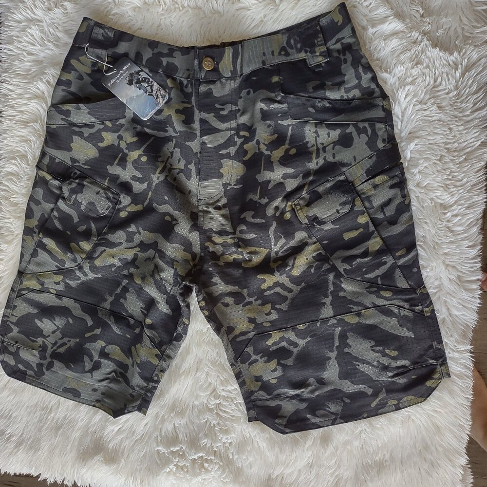 NWT green camo  mens shorts